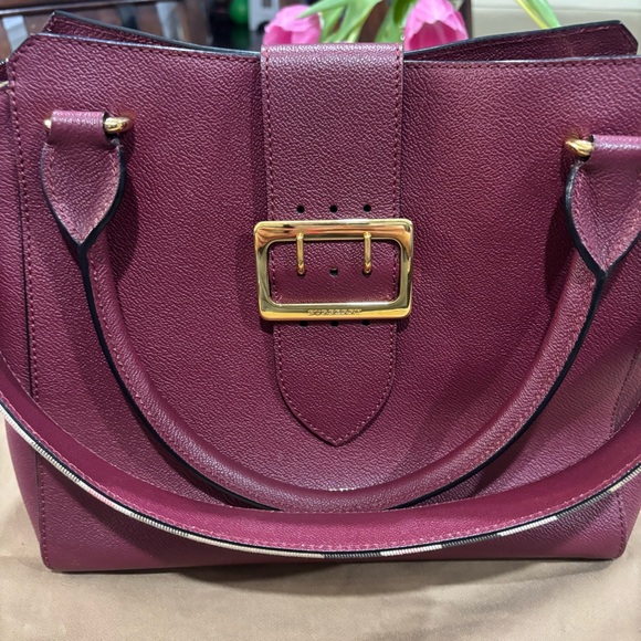 Burberry Soft Grain Medium Buckle Tote-Excellent! 👛 - Picture 3 of 15